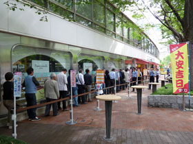 西銀座チャンスセンターの入口の長い行列