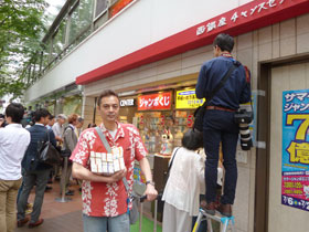 ����̑O�ō����������󂭂�������ă|�[�Y�����߂鎄