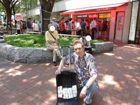 ����̑O�ŕ󂭂����l�܂����o�b�N�Ń|�[�Y�����߂鎄