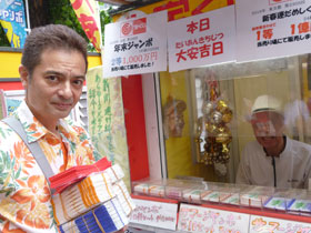 �����̑O�ŕ󂭂�������ă|�[�Y�����߂鎄