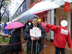 ����̑O�ō���������8000���ɕ󂭂�������ă|�[�Y�����߂�