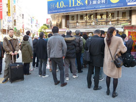 ����̑O�ɂ͐������̂��q����ŏo���������s��