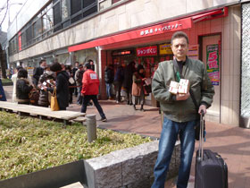 �����������󂭂�������Ĕ���̑O�Ń|�[�Y�����߂�