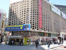 �V���w�G�X�����b�L�[�Z���^�[�̔����S�i