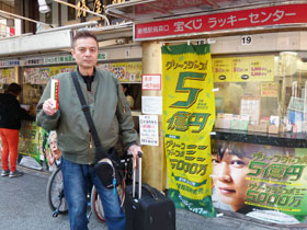 ����̑O�ō����������󂭂��������ă|�[�Y�����߂�