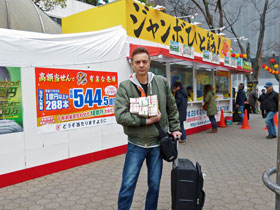 ����̑O�ō����������󂭂��������ċL�O�B�e