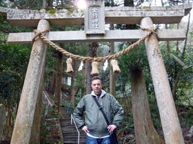 金持神社の鳥居で参拝記念写真撮影