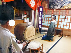 宮司さんによる太鼓で宝くじ高額当選の祈祷の開始