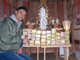 �Ւd�ɕ��ꂽ�R�̂悤�ȃO���[���W�����{�󂭂��̑O�Ń|�[�Y�����߂鎄