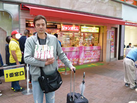 ����̑O�ō����������h���[���W�����{�󂭂�������ă|�[�Y�����߂鎄