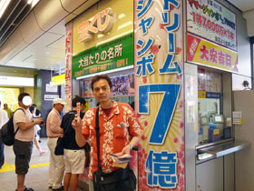 ����̑O�ō����������h���[���W�����{�󂭂��������ă|�[�Y�����߂鎄