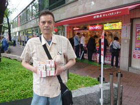 ����̑O�ō����������h���[���W�����{�󂭂��������ă|�[�Y�����߂鎄