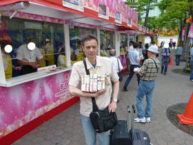 ����̑O�ō����������h���[���W�����{�󂭂�������ċL�O�B�e