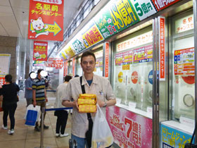 ����̑O�ō����������󂭂��������ċL�O�B�e