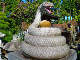 白蛇の石像