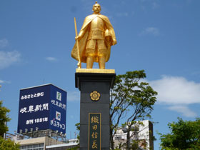 巨大な金色の織田信長像