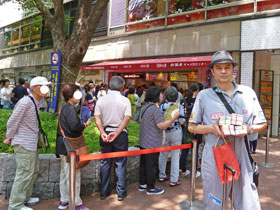 ����̑O�ō����������T�}�[�W�����{�󂭂��������ċL�O�B�e