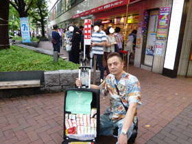 ����̑O�ō����������T�}�[�W�����{�󂭂����o�b�N�ɋl�߂ċL�O�B�e