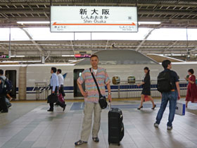 新幹線新大阪駅のホームで記念撮影