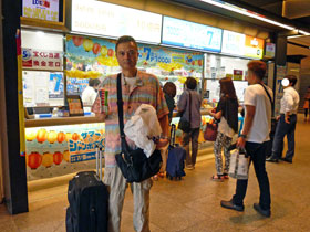 �����̑O�ō����������T�}�[�W�����{�󂭂��������ă|�[�Y�����߂�