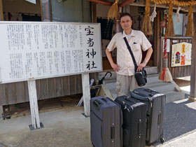 �󓖐_�Ђ̊Ŕ̑O�ŋL�O�B�e