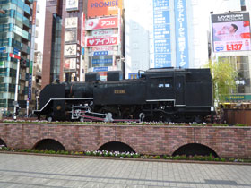 新橋駅前のお約束のSL機関車で記念写真を撮ります