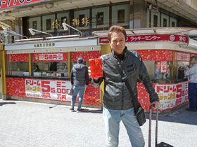 ����̑O�ō����������󂭂��ŋL�O�B�e