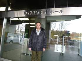 東京FMホールの入口の看板で記念撮影