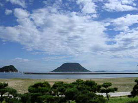 唐津本土から見た玄界灘に浮かぶ高島